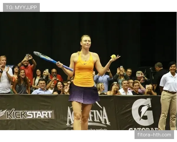 刷到莎拉波娃的日常：泳池边开会、床头放礼服和网球拍，普通人看了心态崩