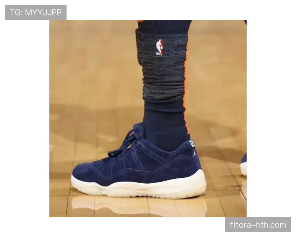 梁伟铿昨晚赛场上酷到爆，换下球鞋直接穿拖鞋回家了？